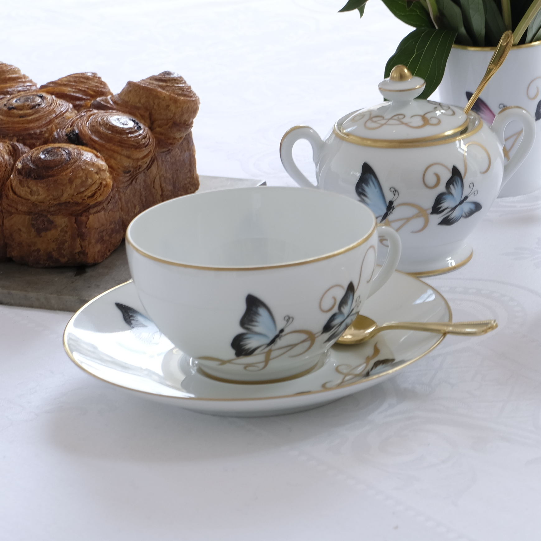 Tea cup and saucer Valse des papillons bleus collection, round model